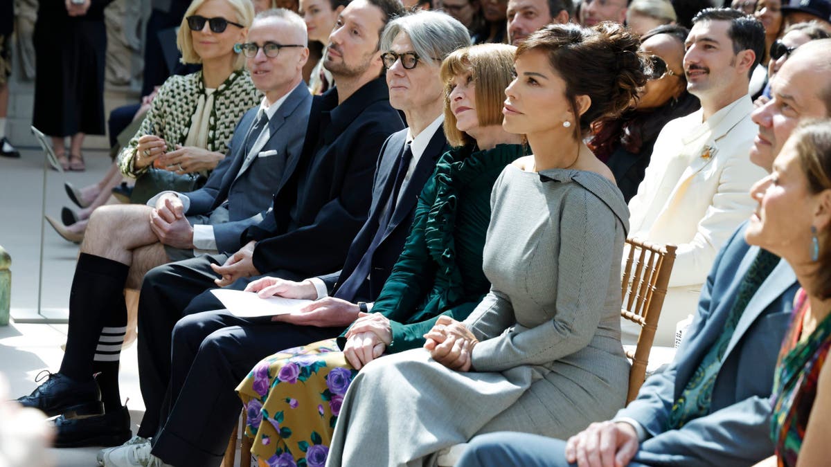 Tory Burch, Thom Browne, Anthony Vaccarello, Andrew Bolton, Anna Wintour e Lauren Sánchez Bezos em entrevista coletiva