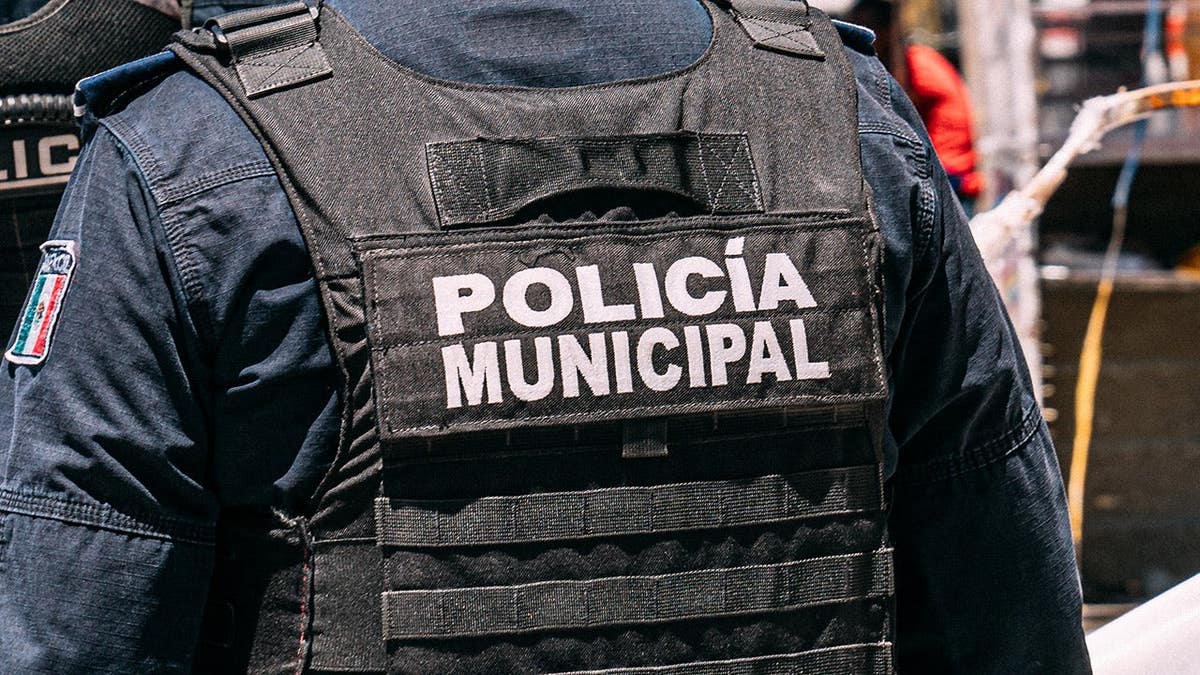 Policia Municipal Mexicaanse politieagent staande in het centrum van Juárez