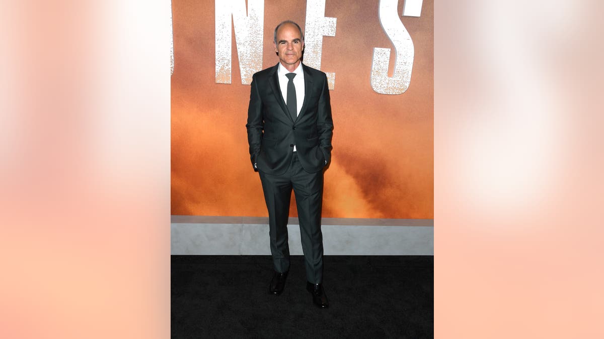 Michael Kelly chegando na estreia da 2ª temporada de Lioness em Los Angeles no Linwood Dunn Theatre