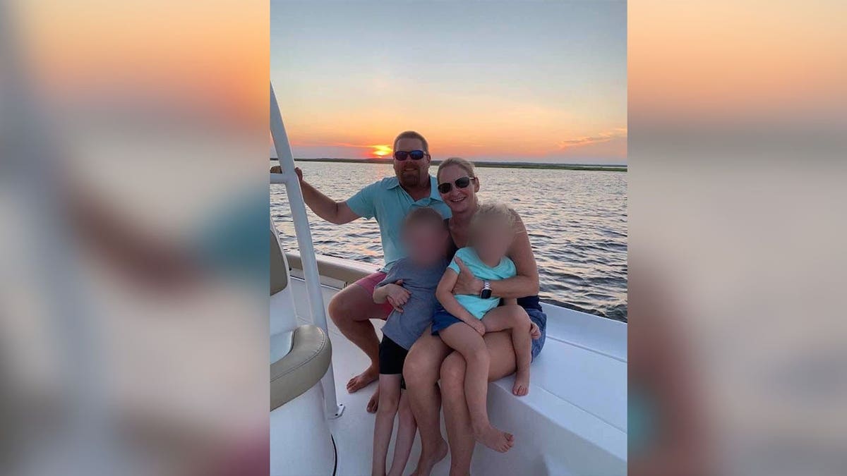 Una familia de cuatro miembros sonríe en un barco.