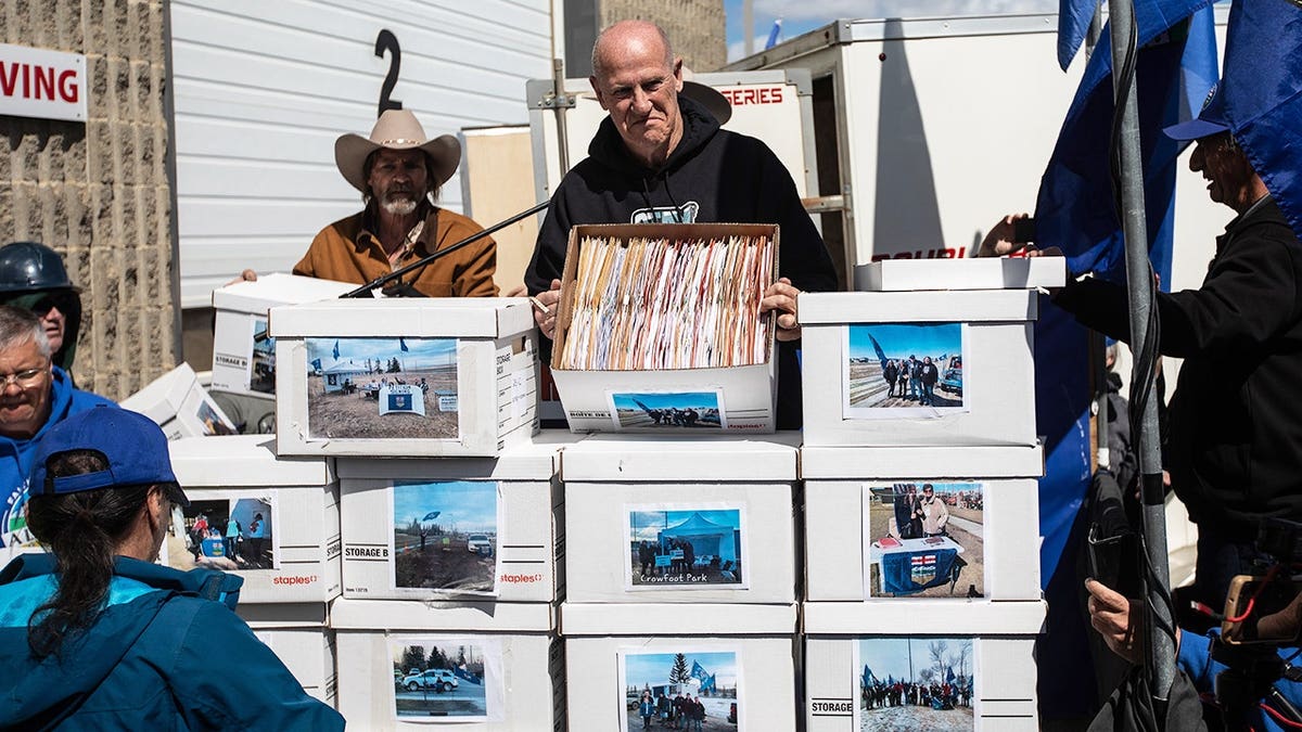 Mitch con unas cajas llenas de firmas en la oficina de Elections Alberta en Edmonton
