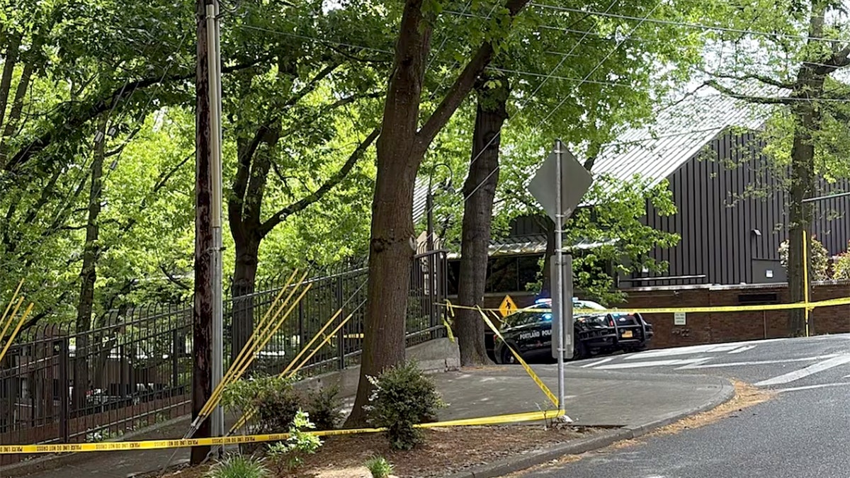 El Multnomah Athletic Club, con cinta policial y coches de policía