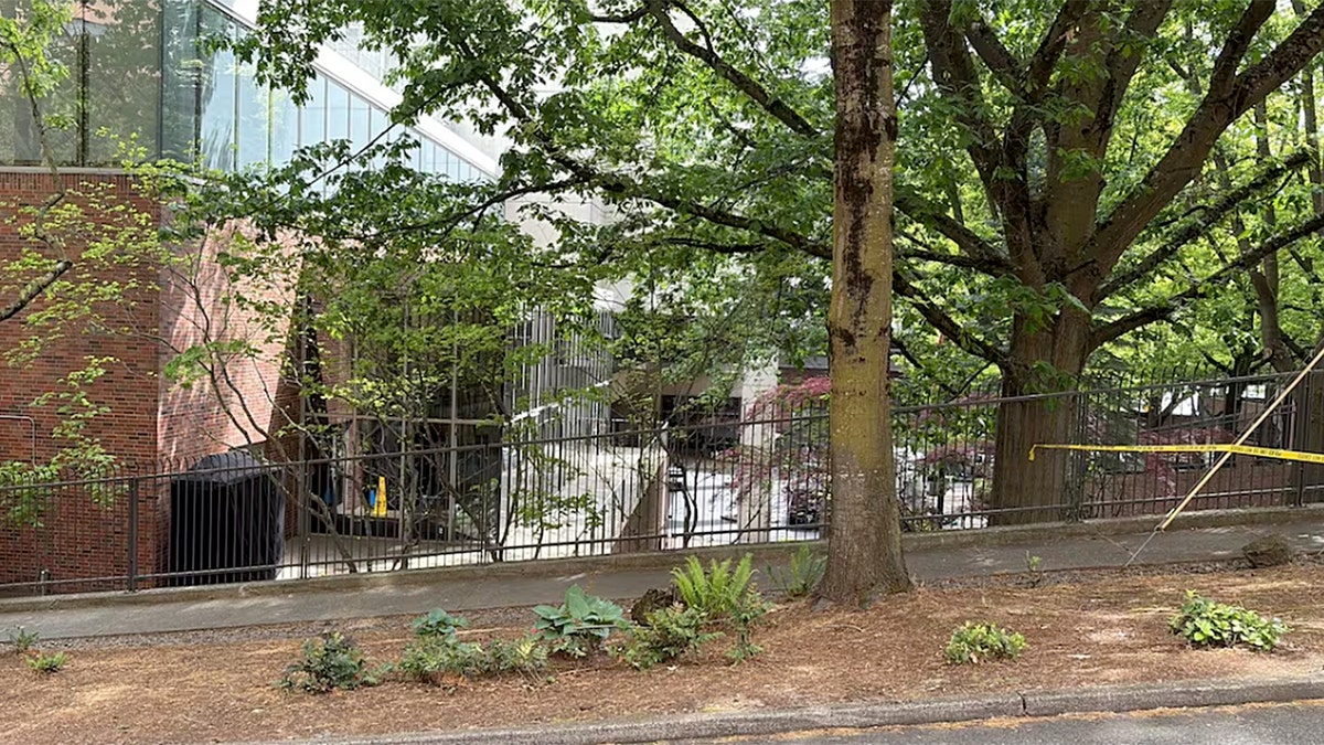 Una foto del Multnomah Athletic Club acordonado con cinta policial