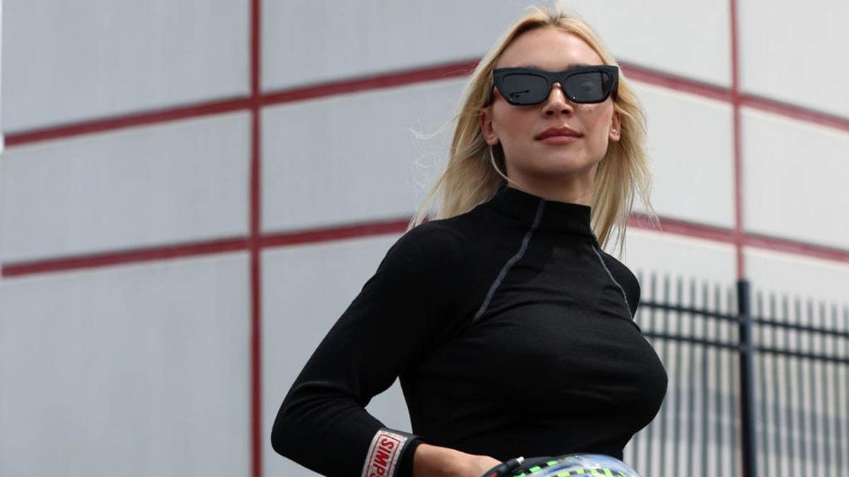 Natalie Decker percorre la griglia del Charlotte Motor Speedway durante le prove della NASCAR Xfinity Series