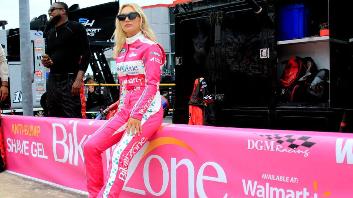 Natalie Decker seduta sul muretto dei box al Charlotte Motor Speedway