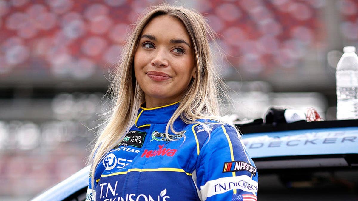 Natalie Decker no grid do Talladega Superspeedway durante a qualificação