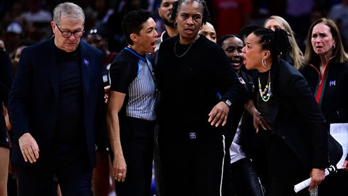 Dawn Staley arguing with Geno Auriemma during NCAA Women's Final Four semifinal game in Phoenix