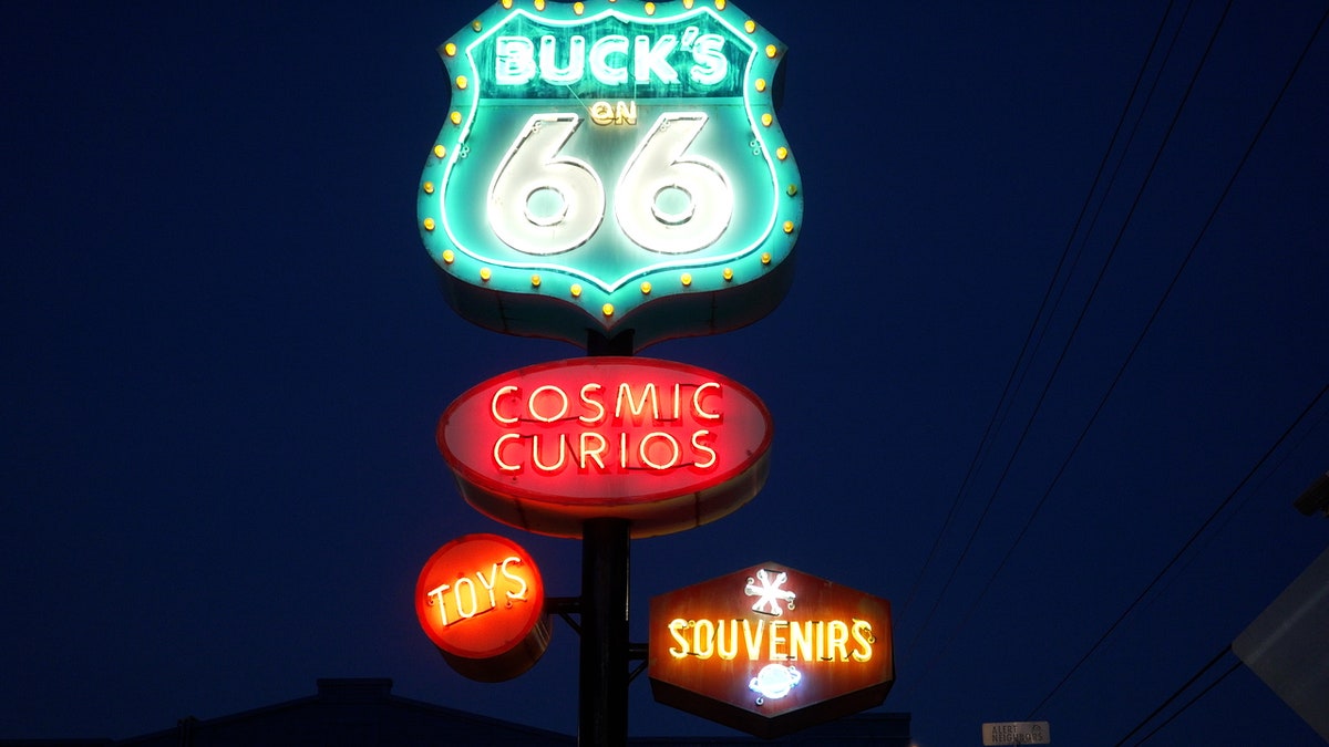 Sinal de néon ao longo da Rota 66 em Tulsa