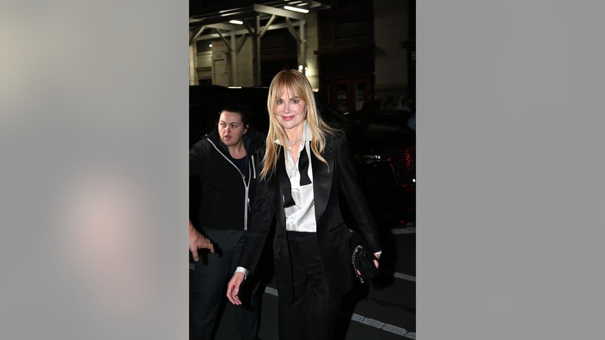 Atriz Nicole Kidman sorrindo ao chegar na festa Pré-Met Gala de Jeff Bezos em Nova York