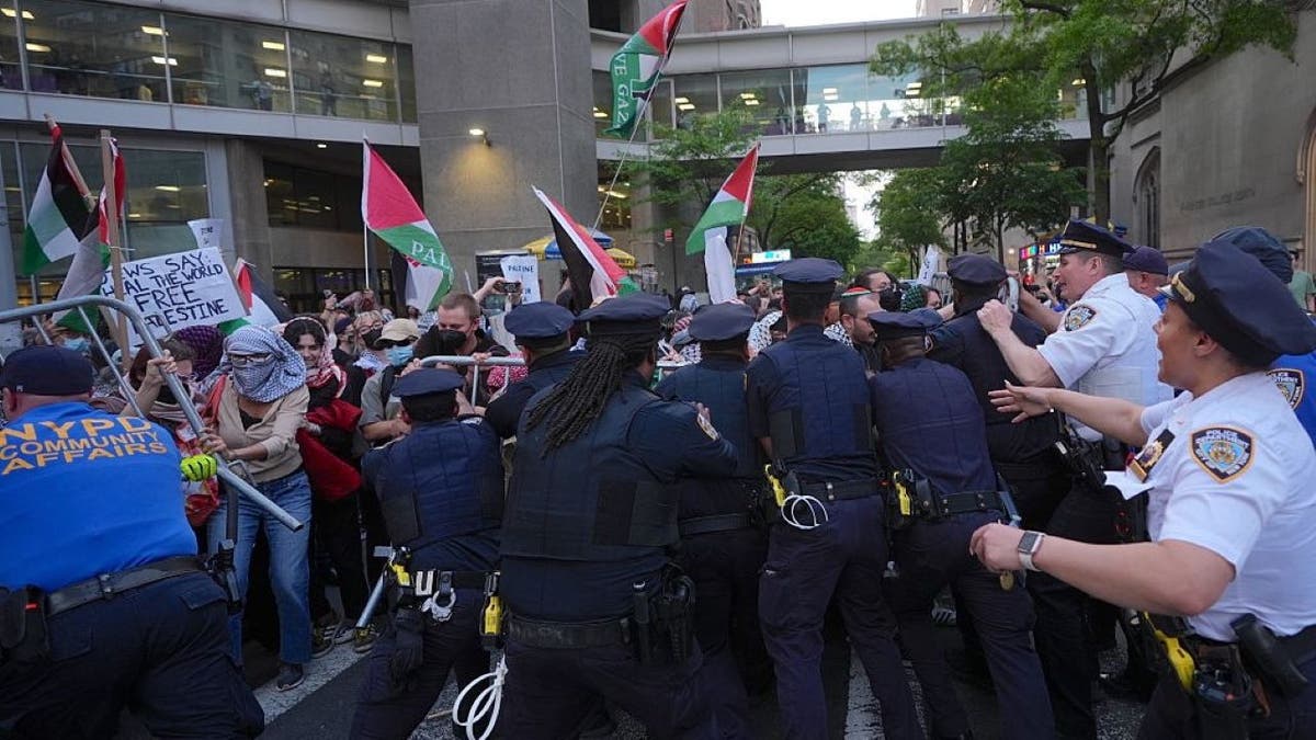 Manifestación frente a una sinagoga en Nueva York