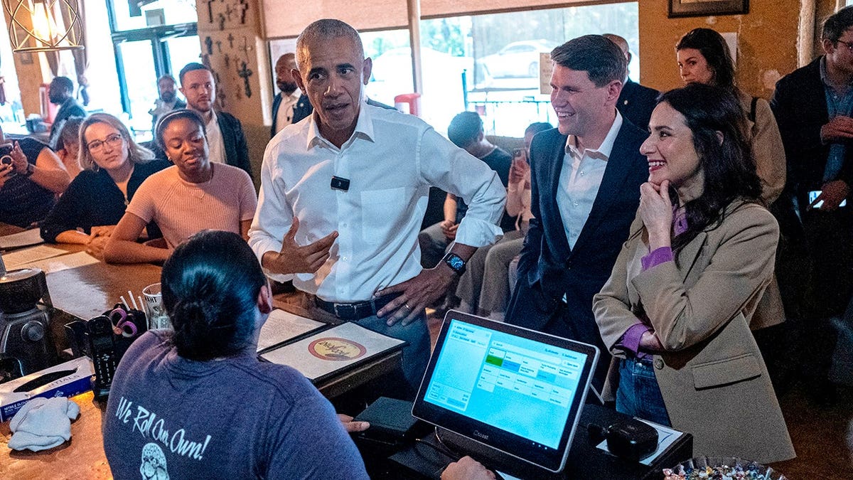 El expresidente Barack Obama, James y Gina se reúnen con los clientes del restaurante Taco Joint.