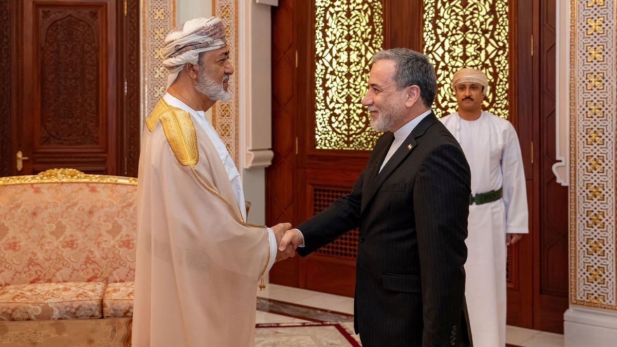 El ministro de Asuntos Exteriores iraní, Abbas Araqchi, se reúne con el sultán de Omán, Haitham bin Tariq Al Said