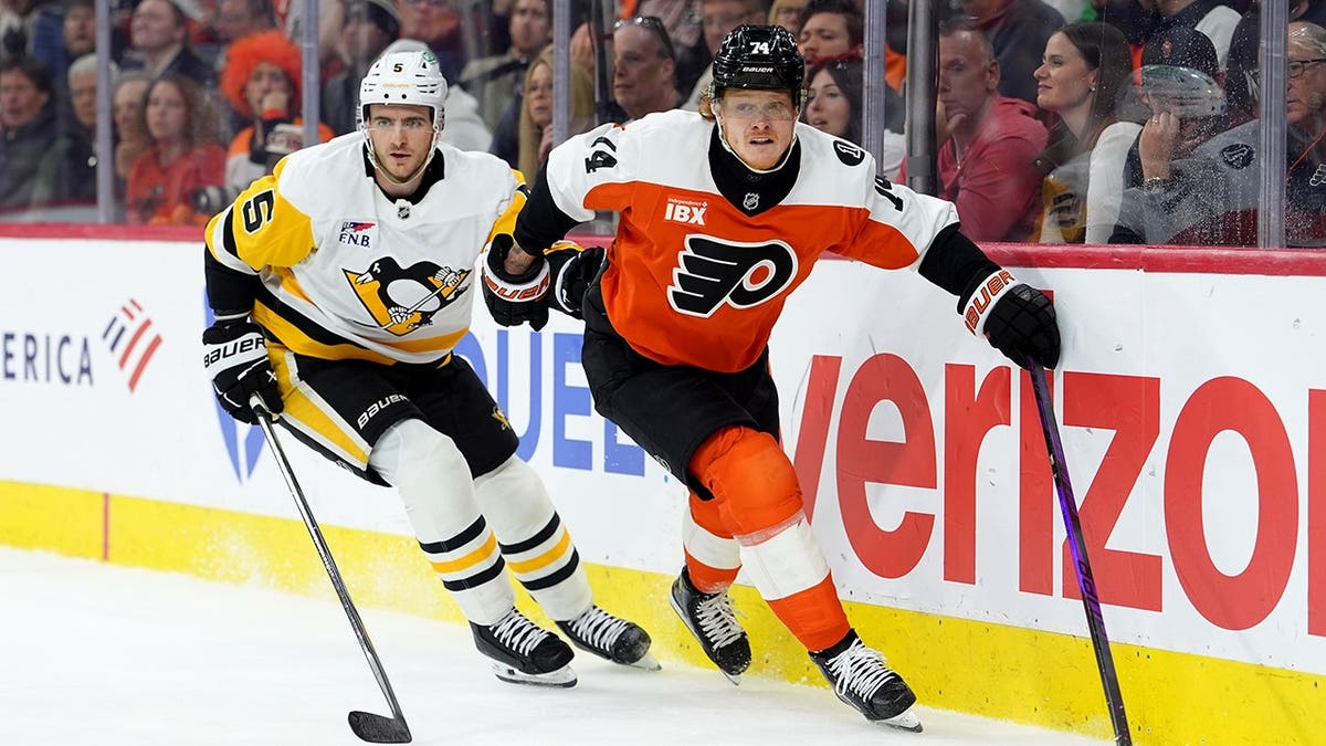 L'ala destra dei Philadelphia Flyers Owen Tippett pattina contro il difensore dei Pittsburgh Penguins Ryan Shea alla Xfinity Mobile Arena