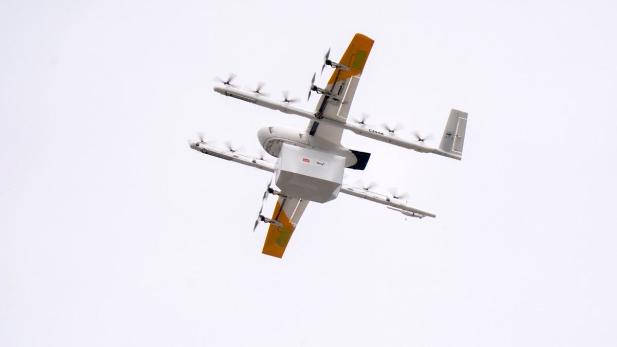 Um drone de asa entrega um pacote.