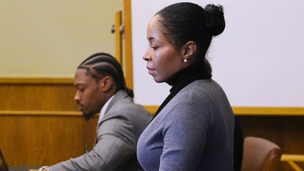 Jamila Adams passa davanti a Stefon Diggs seduto nel tribunale distrettuale della contea di Norfolk