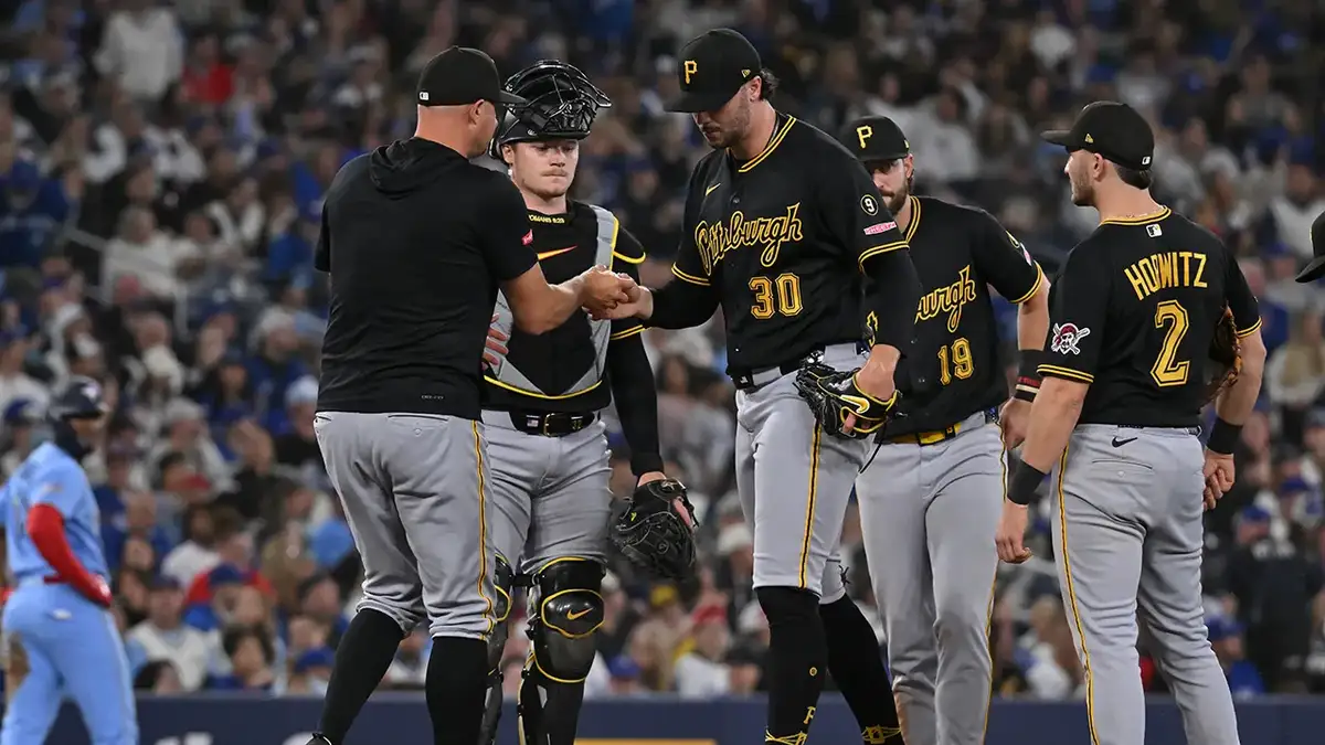 El mánager Don Kelly retira del partido en Toronto al lanzador de los Piratas de Pittsburgh, Paul Skenes