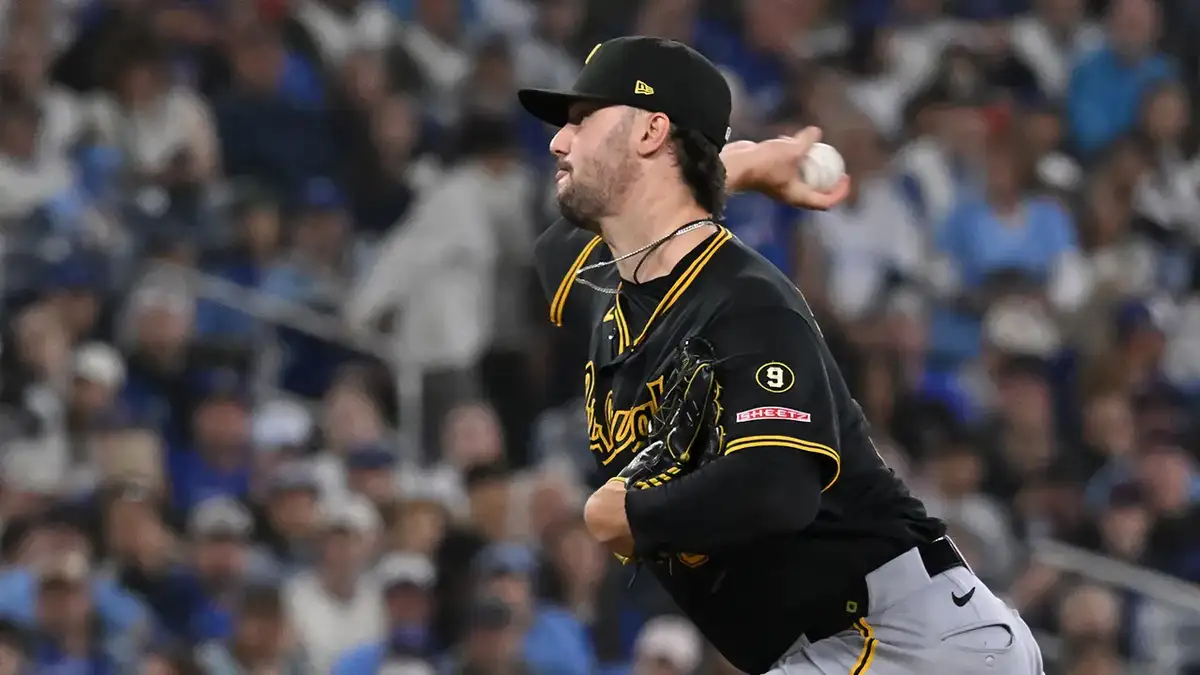 El lanzador de los Piratas de Pittsburgh, Paul Skenes, lanzando a un bateador de los Azulejos de Toronto