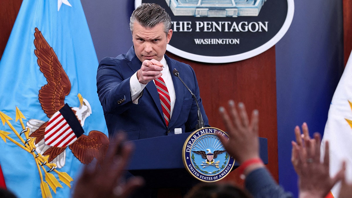 El secretario de Guerra, Pete Hegseth, habla en el Pentágono