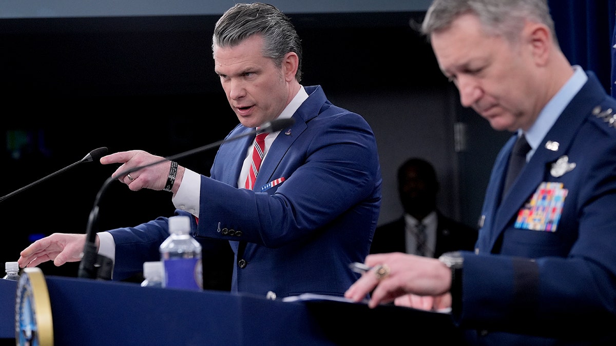 El secretario de Guerra, Pete Hegseth, y el jefe del Chiefs Conjunto, el general Dan