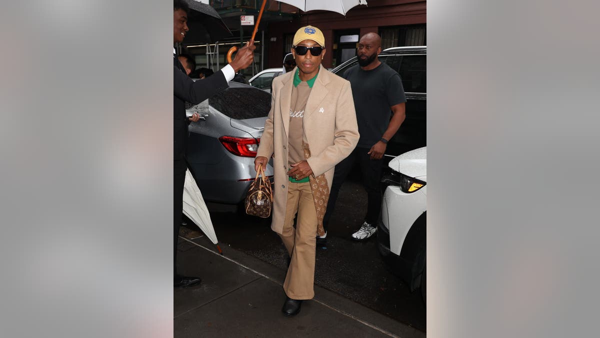Pharrell Williams chegando à festa pré-Met Gala de Anna Wintour em Nova York