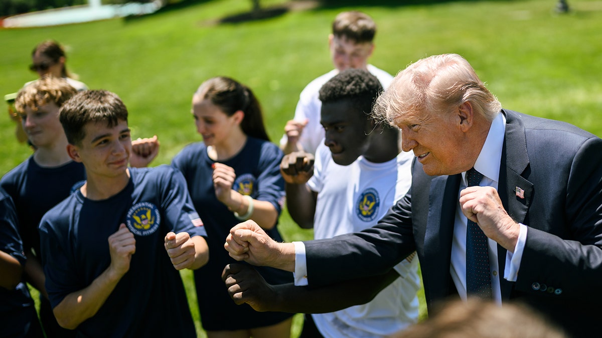 El presidente Trump baila el paso de la YMCA con unos estudiantes.