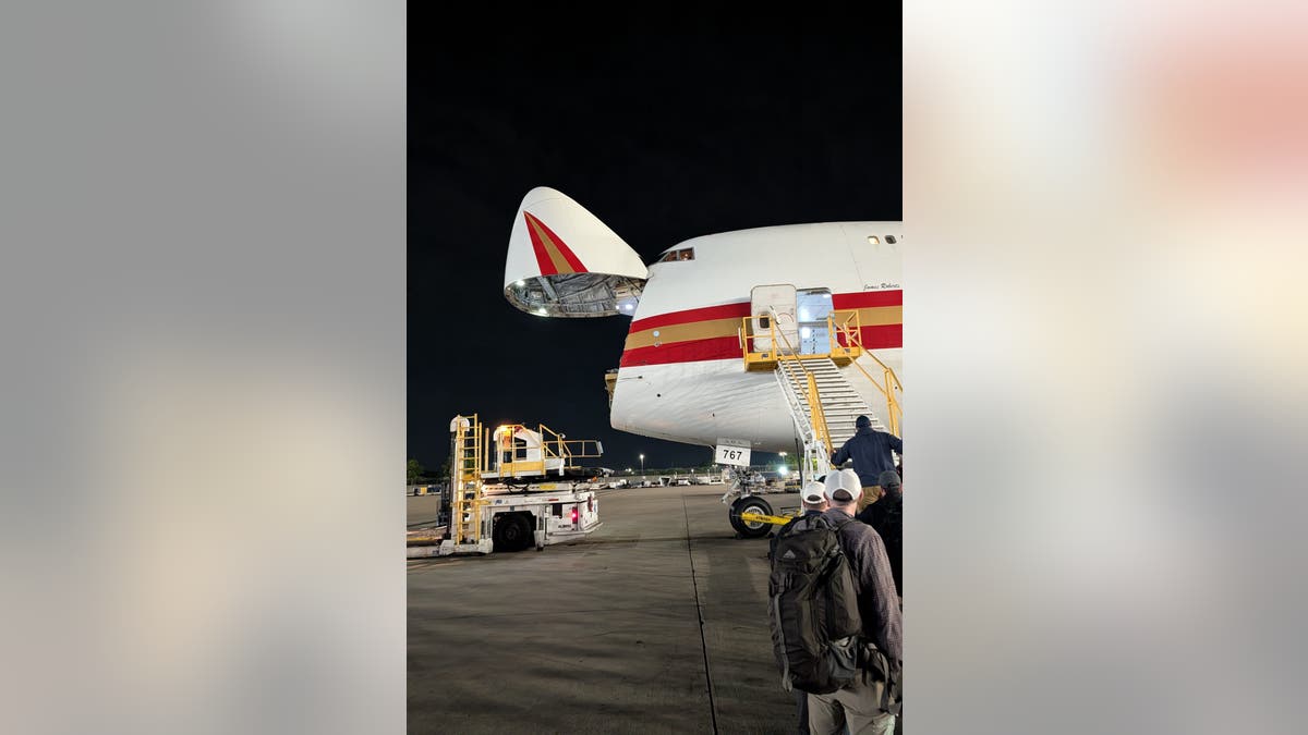 Exterior de um avião montado para colocar pacientes em quarentena com hantavírus