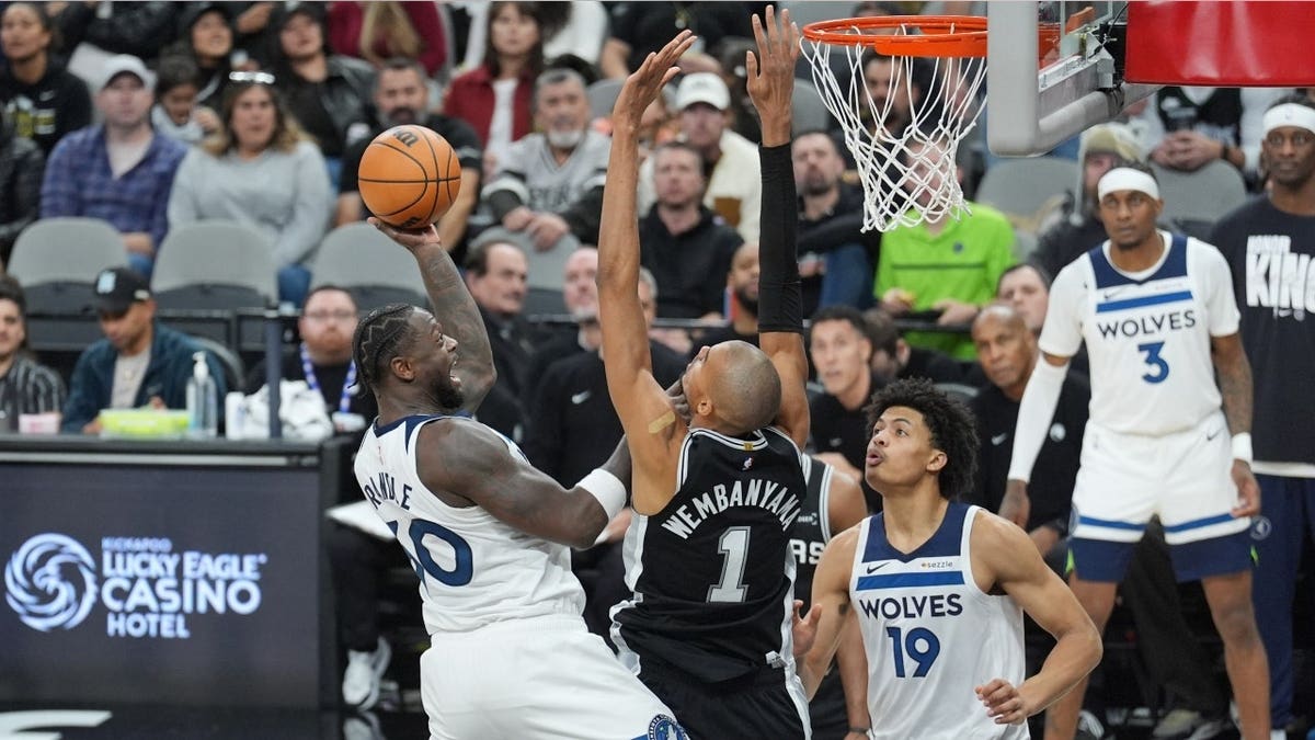 Minnesota Timberwolves PF Julius Randle goes to the basket vs. San Antonio Spurs big Victor Wembanyama at Frost Bank Center in Texas.