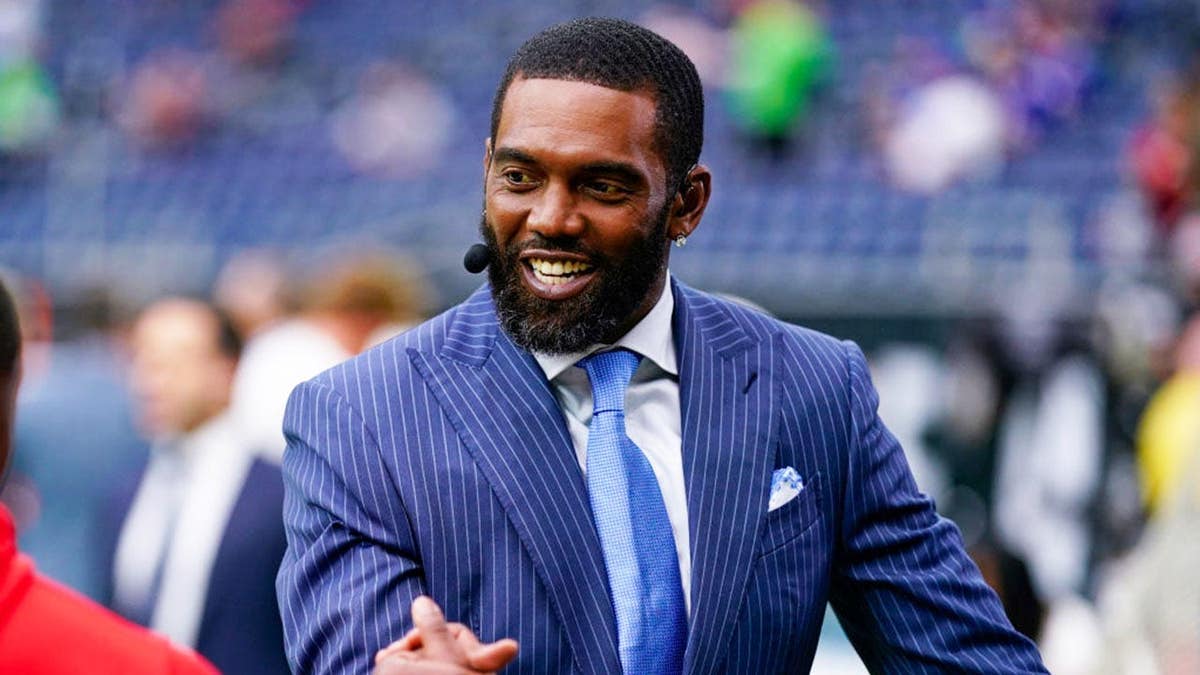 O ex-jogador da NFL e analista da ESPN Randy Moss no estádio de Houston