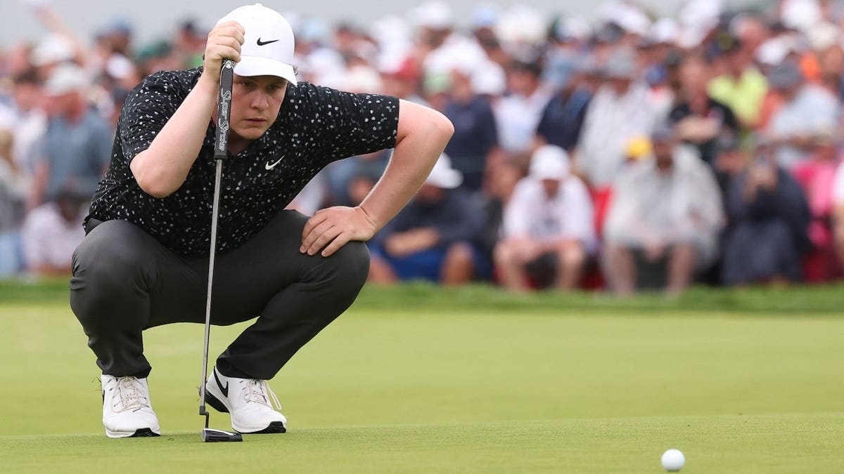 Robert MacIntyre preparing to putt on the 18th green at the U.S. Open golf tournament