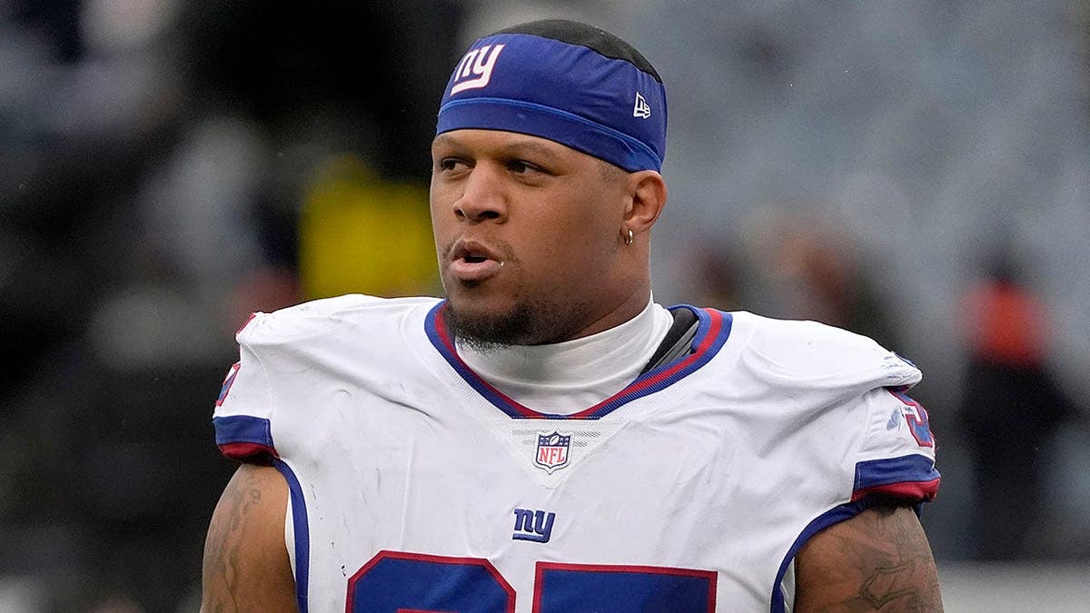 New York Giants antiaircraft tackle Roy Robertson-Harris walking disconnected the tract astatine Soldier Field