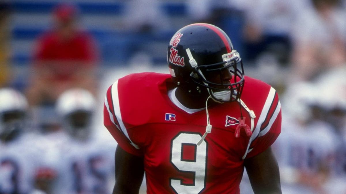 Tight end Rufus French correndo com futebol durante jogo no Hemingway Stadium
