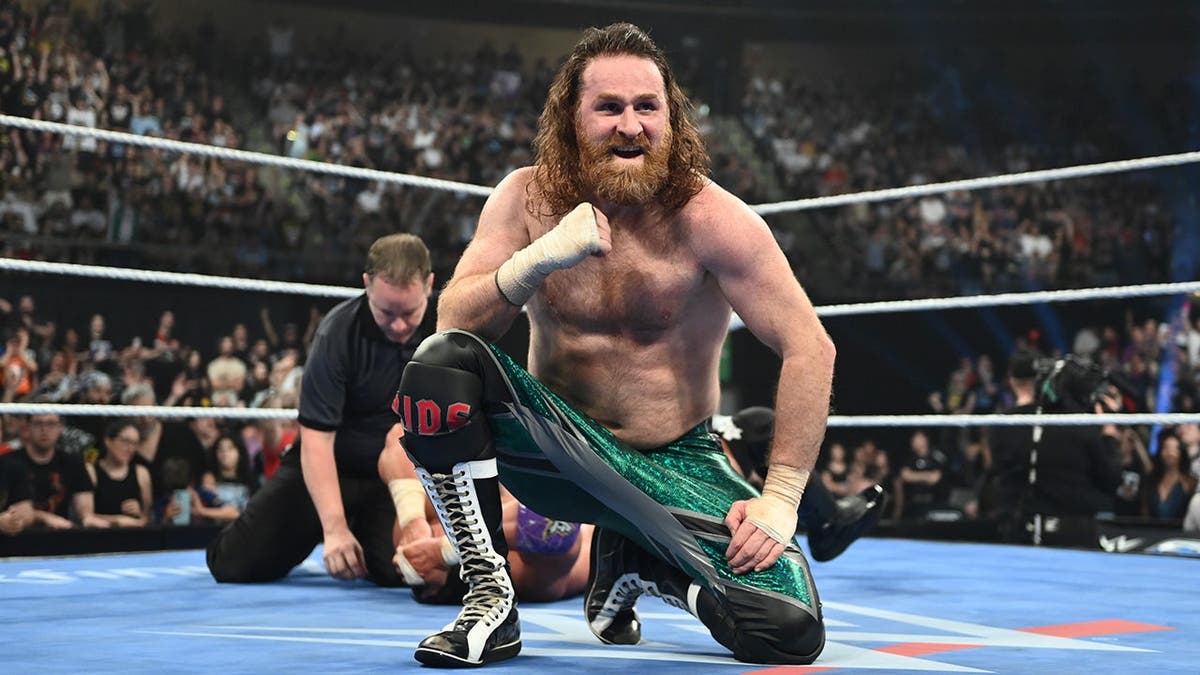 Sami Zayn celebrando su victoria en un ring de lucha libre en el Olimpic Arena