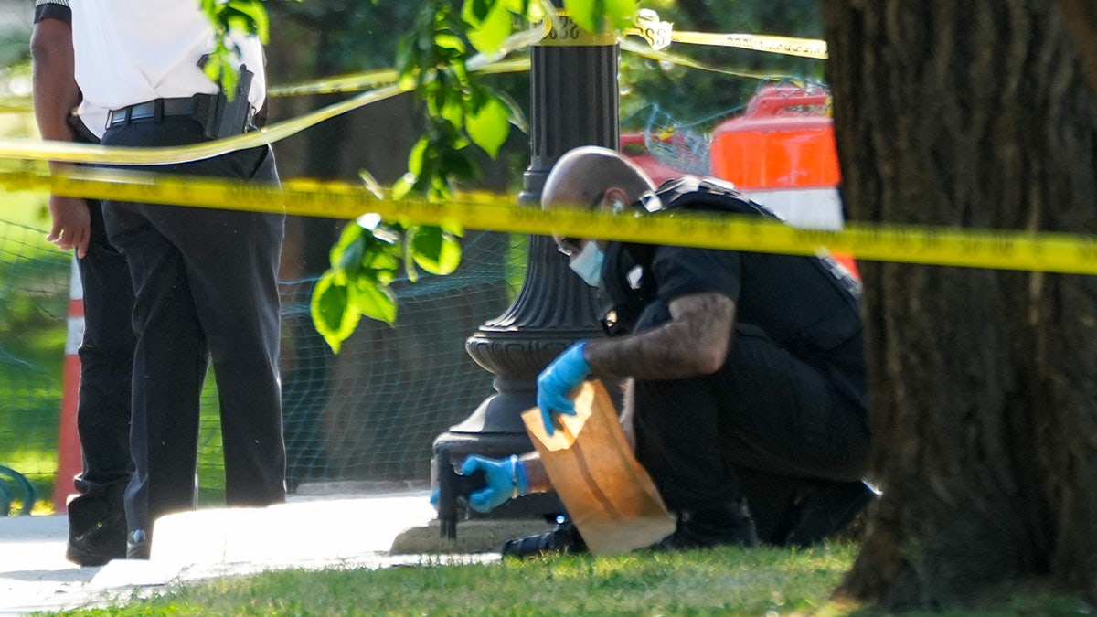 Un técnico de la escena del crimen retira un arma