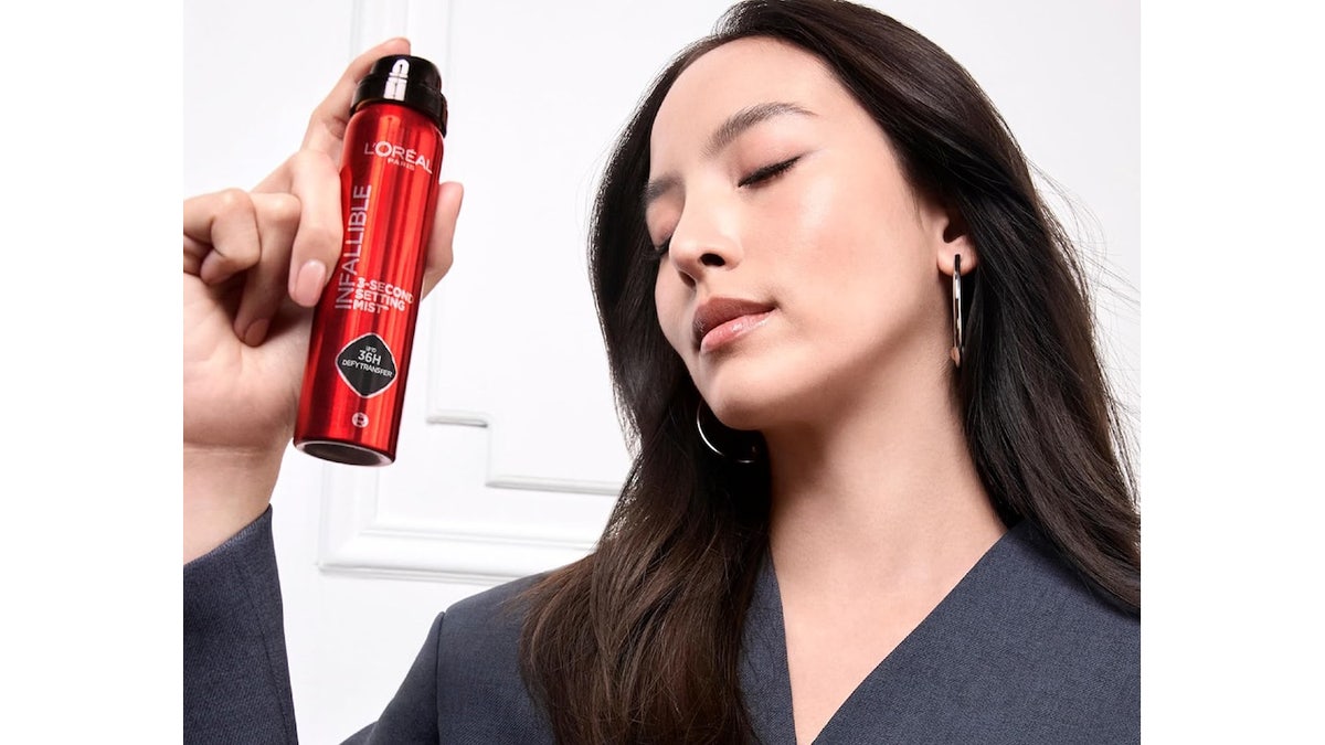 Long-lasting setting spray that helps your makeup stay in place.