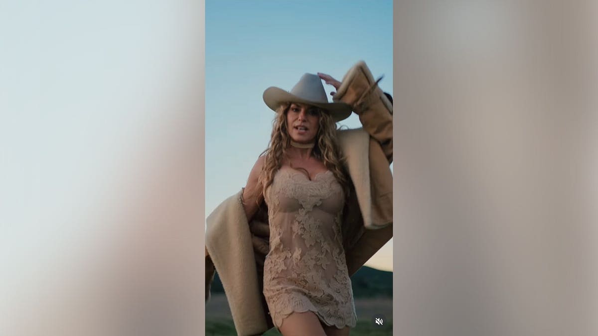 Shania Twain dançando em um campo com um vestido nude com renda em uma postagem recente no Instagram.