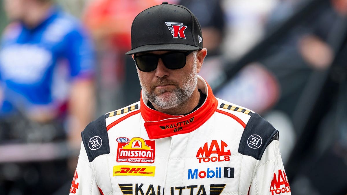 Shawn Langdon, principal motorista de combustível da NHRA, em pé no zMax Dragway