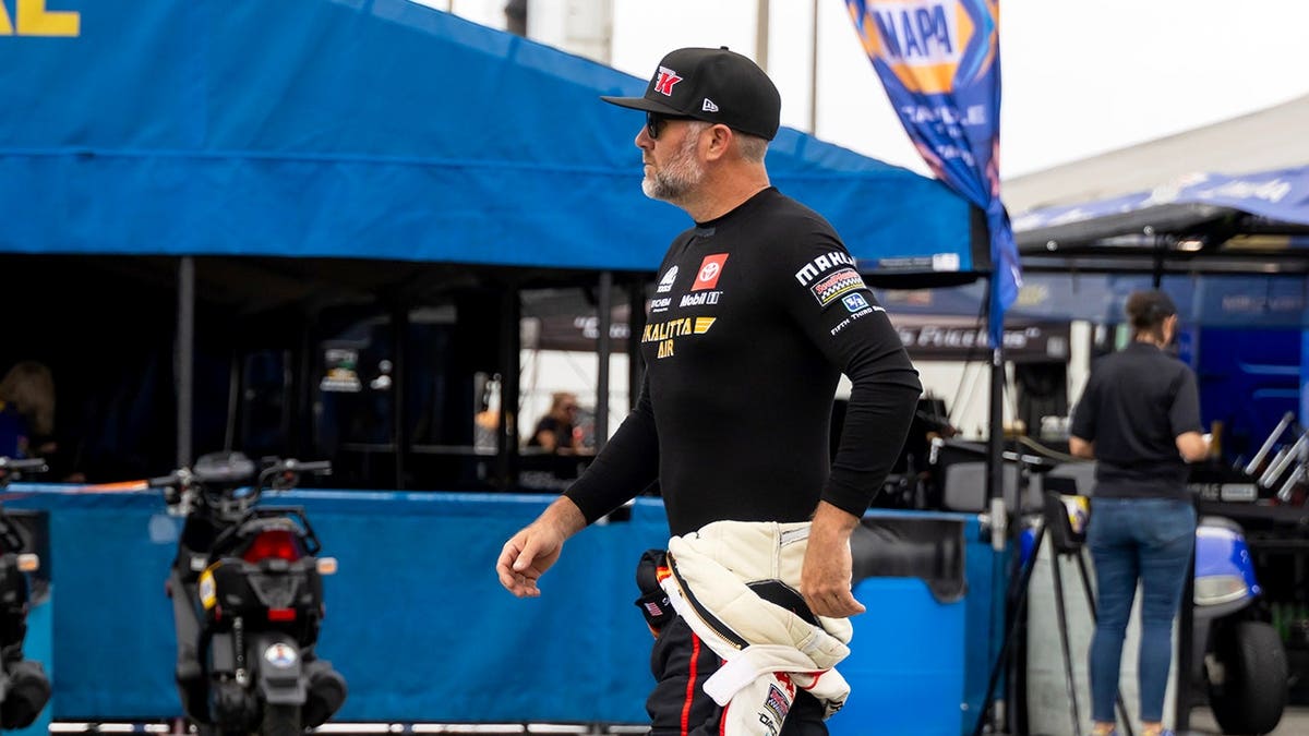 Shawn Langdon, principal motorista de combustível da NHRA, caminhando no South Georgia Motorsports Park