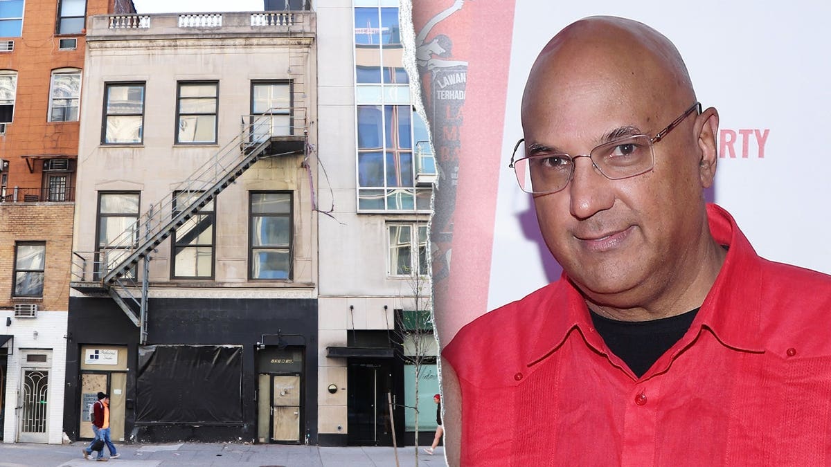 Neville Roy Singham junto a un edificio de Manhattan adquirido por el People’s Forum