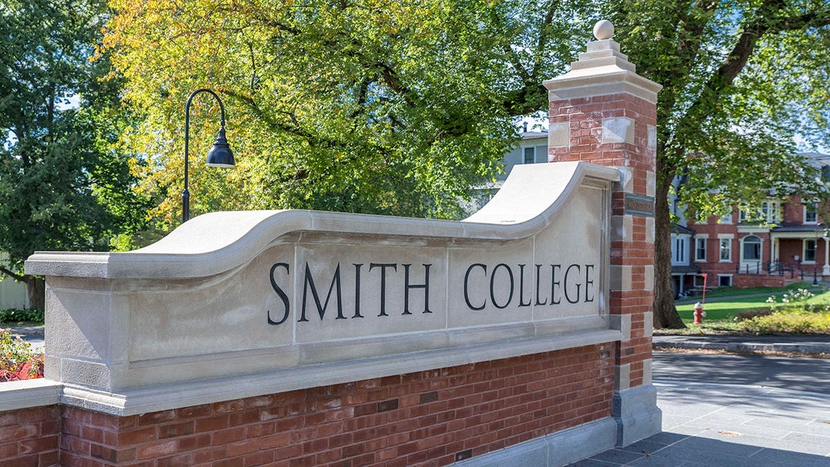 Smith College sign