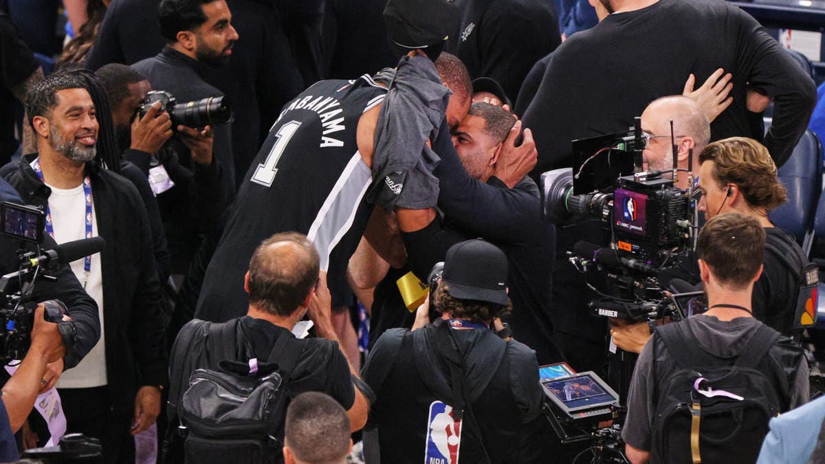 Jogadores do Spurs comemoram após derrotar o Oklahoma City Thunder 
