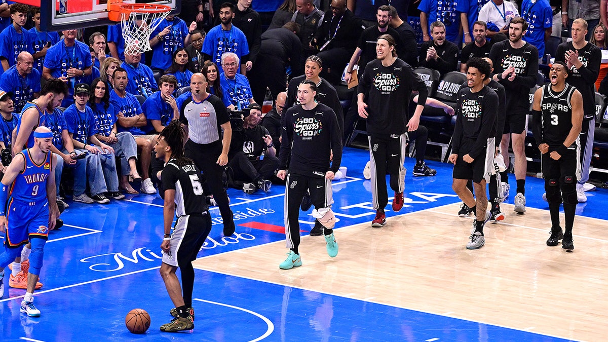 Jogador do San Antonio Spurs comemora 