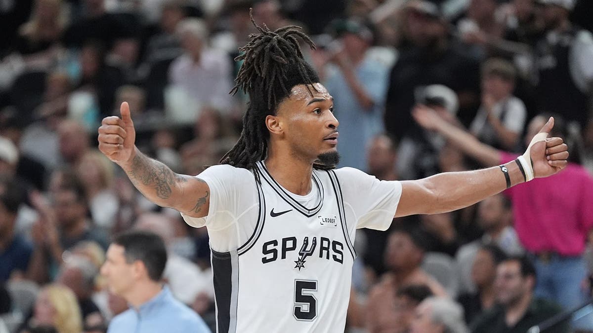Stephon Castle gesticula durante un partido de las finales de la Conferencia NBA en San Antonio