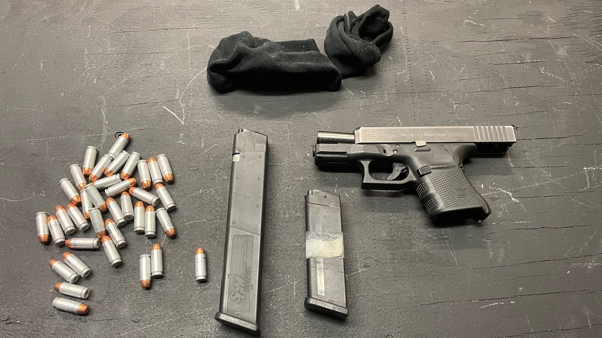 Armas y balas sobre una mesa.
