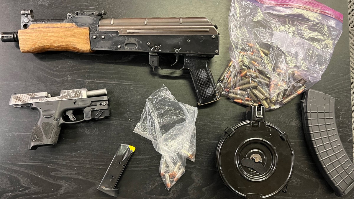 Las armas incautadas durante la operación están expuestas sobre una mesa.
