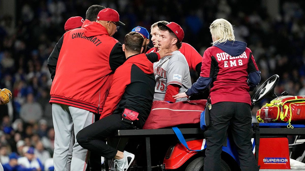 O técnico do Cincinnati Reds, Terry Francona, conversando com o arremessador substituto Emilio Pagán saindo de campo