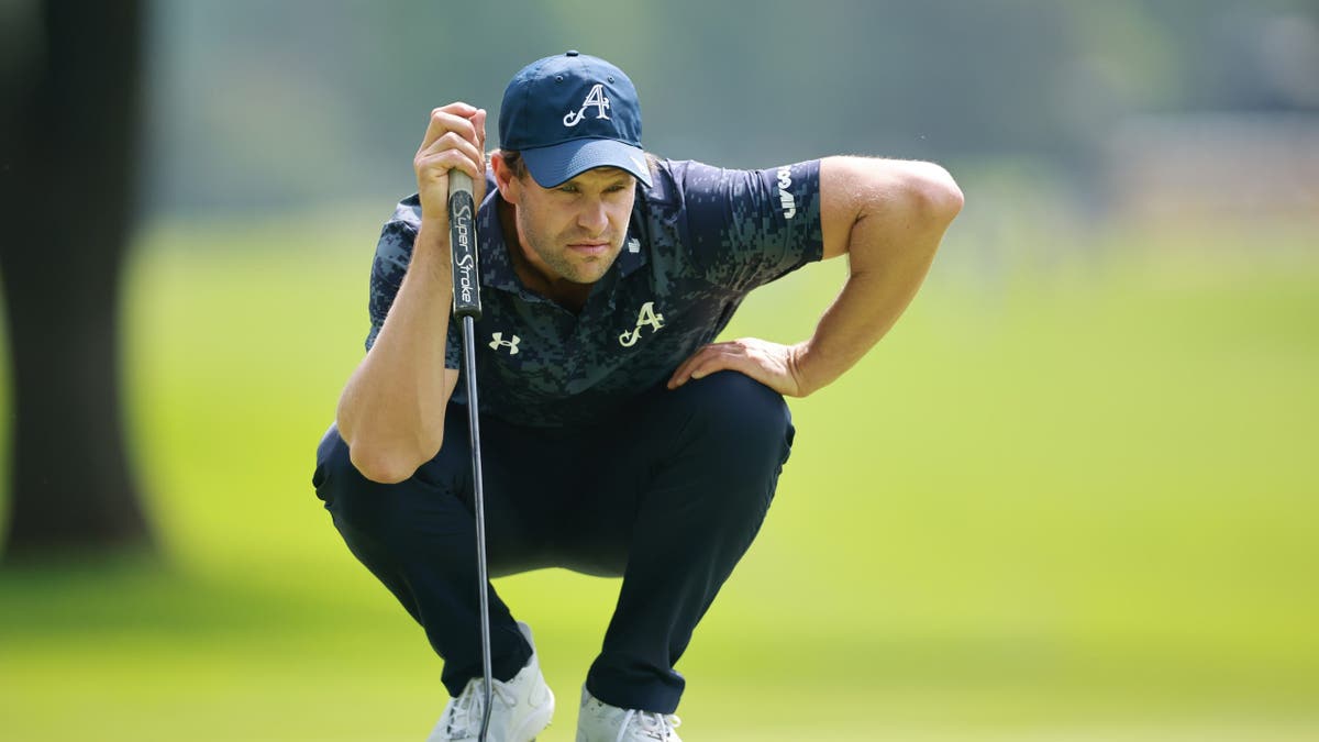 Thomas Detry alinhando uma tacada no 12º green no LIV Golf Mexico City