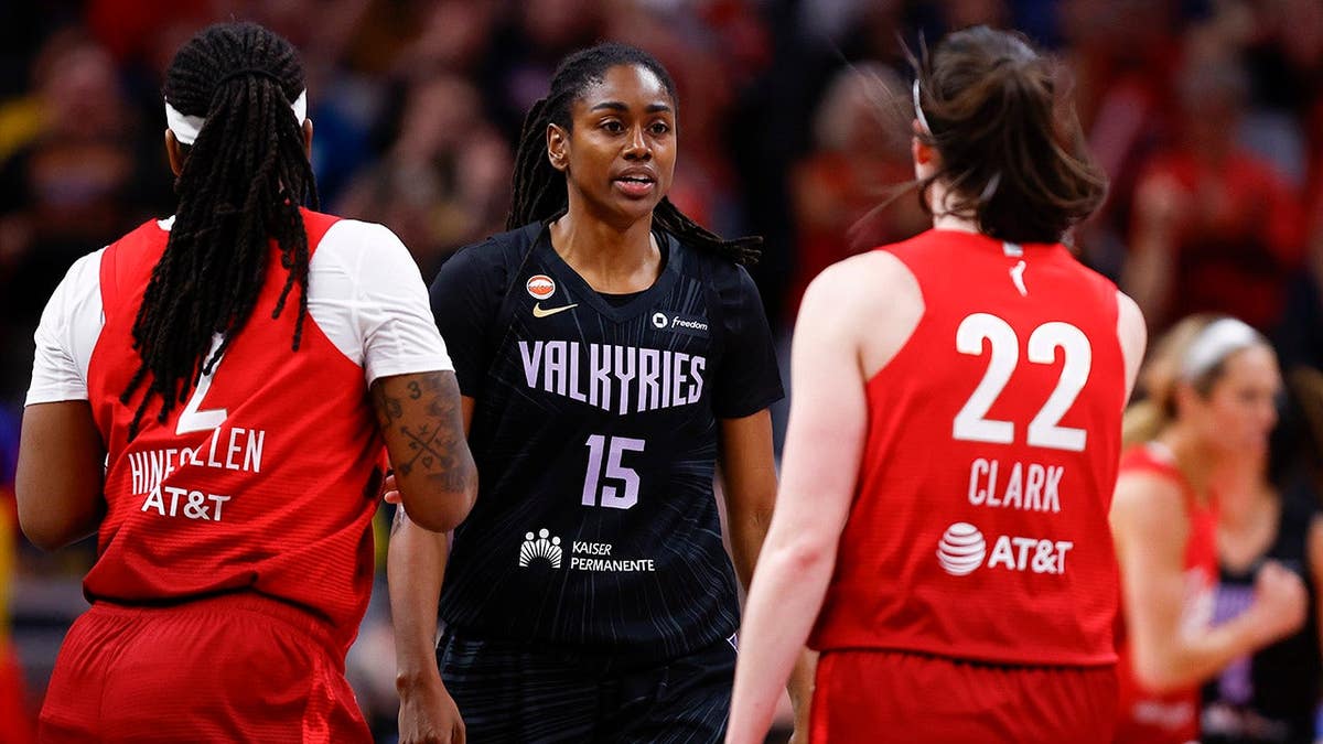 Tiffany Hayes e Caitlin Clark conversando na quadra de basquete durante jogo da WNBA