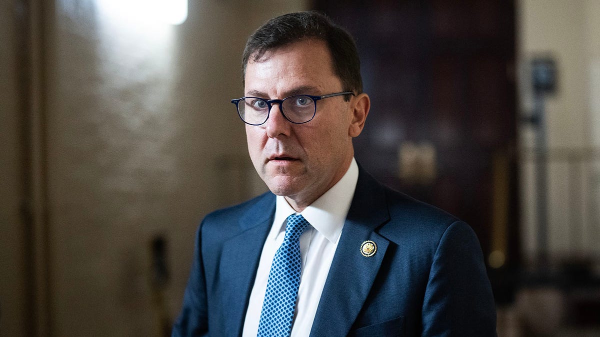 El diputado Tom sale de una reunión en el Capitolio de EE. UU.