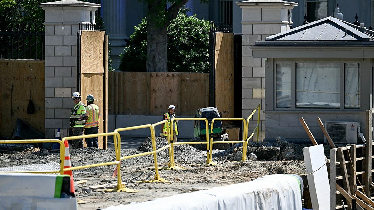 Construction workers at ballroom construction at the White House
