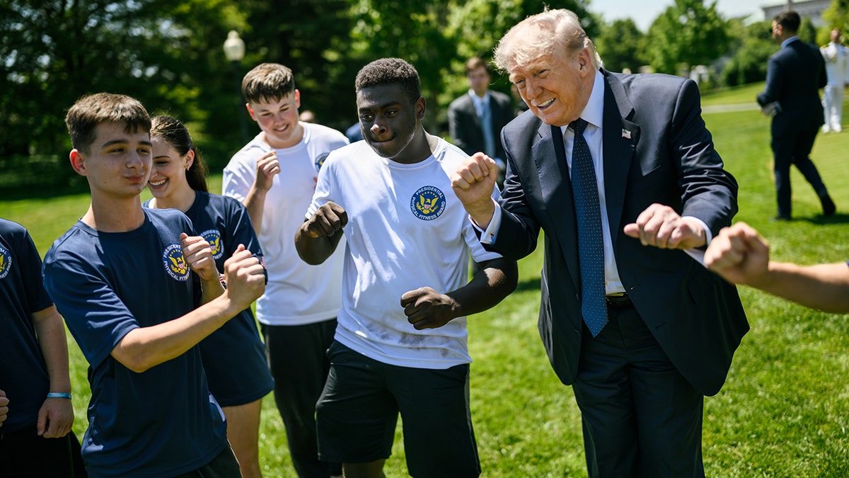 El presidente Trump hace su famoso paso de baile del YMCA con los estudiantes.